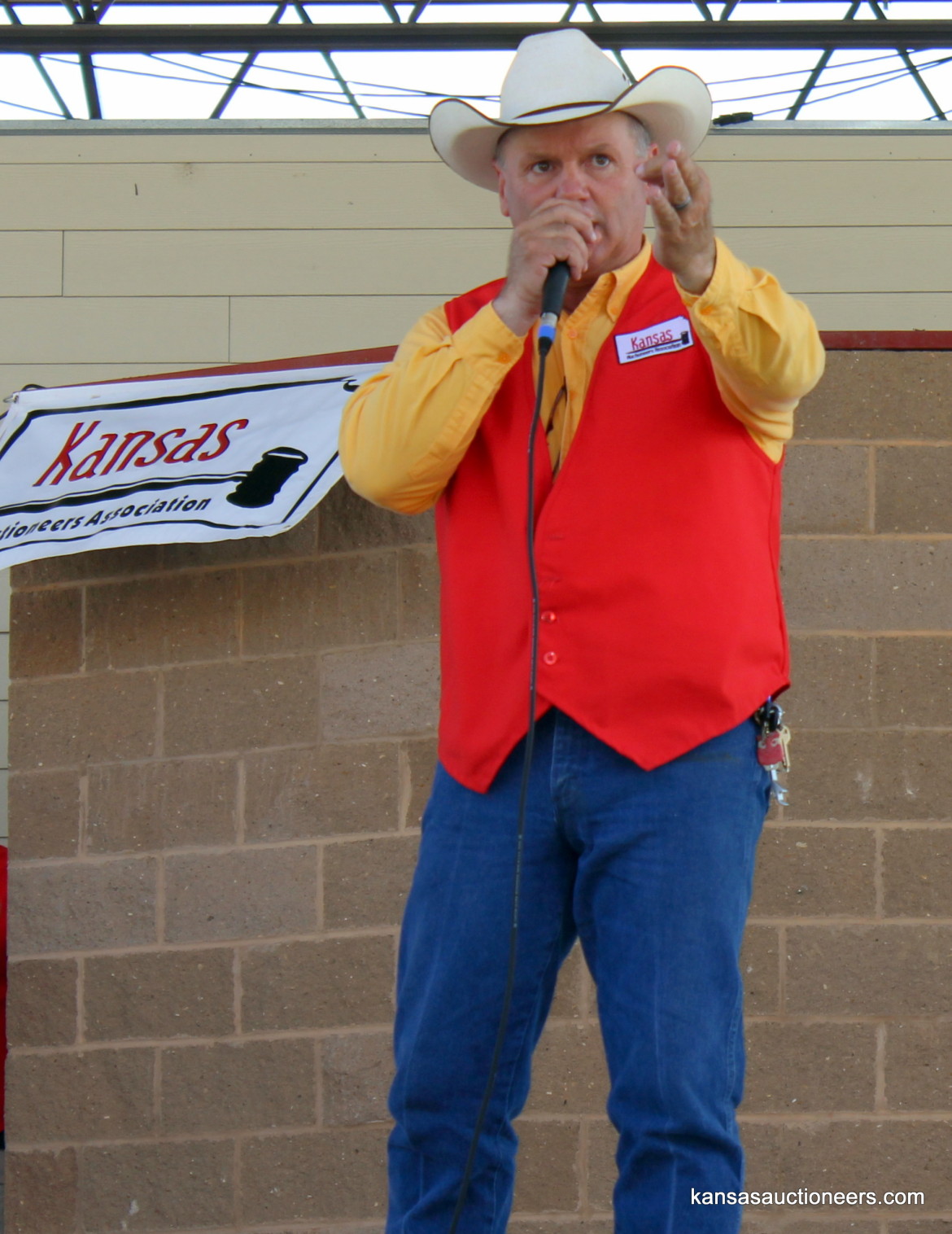 2012 Kansas Auctioneer Champion, Jeff Crissup, sells an item at the 2015 finals.