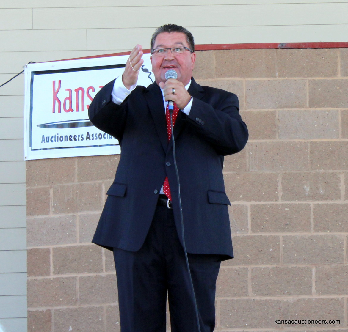 Lenny Mullin competing in the 2015 Kansas Auctioneer finals.