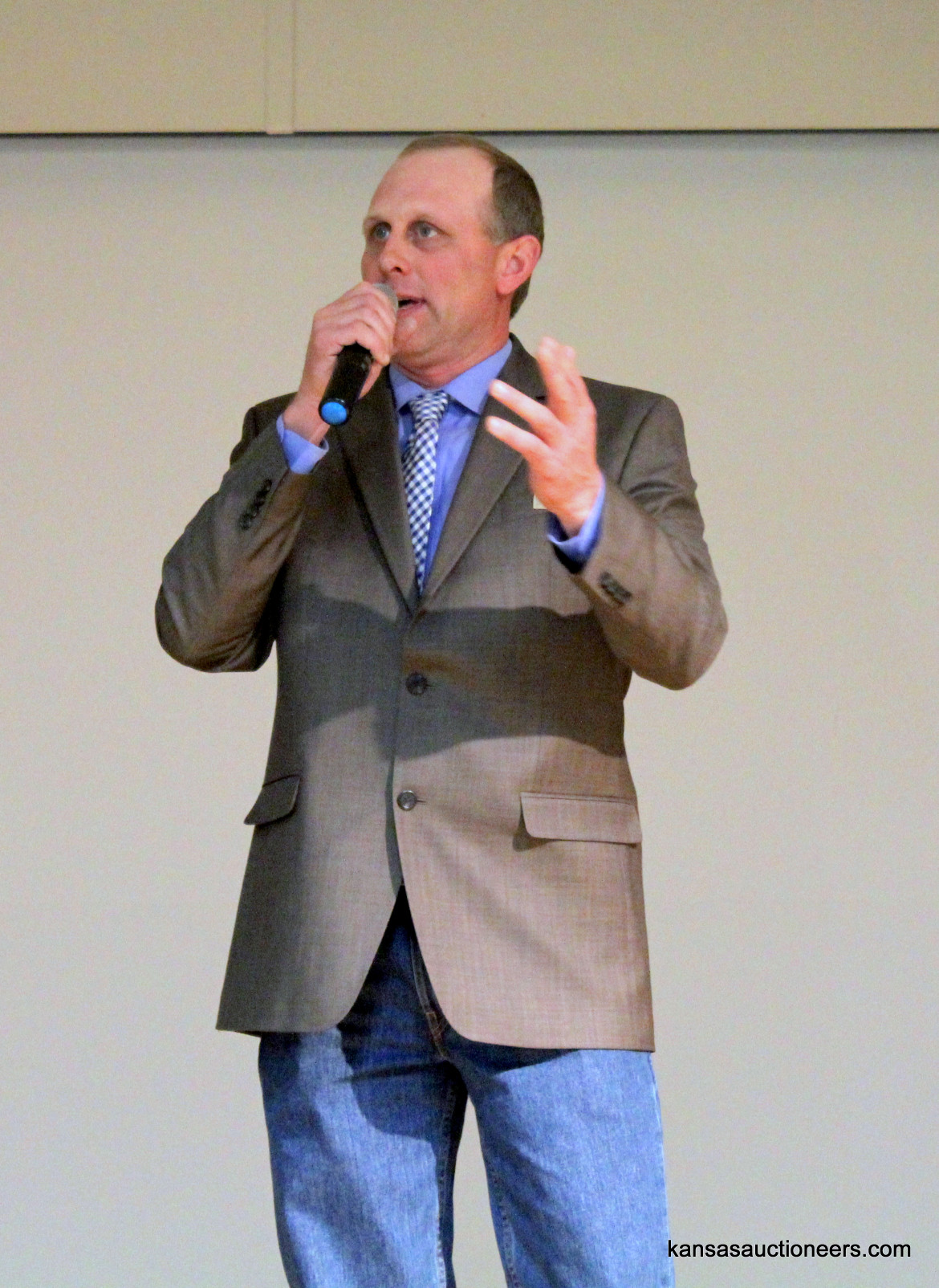 Rodney Burdiek competing in the 2016 Kansas Auctioneer Preliminaries.